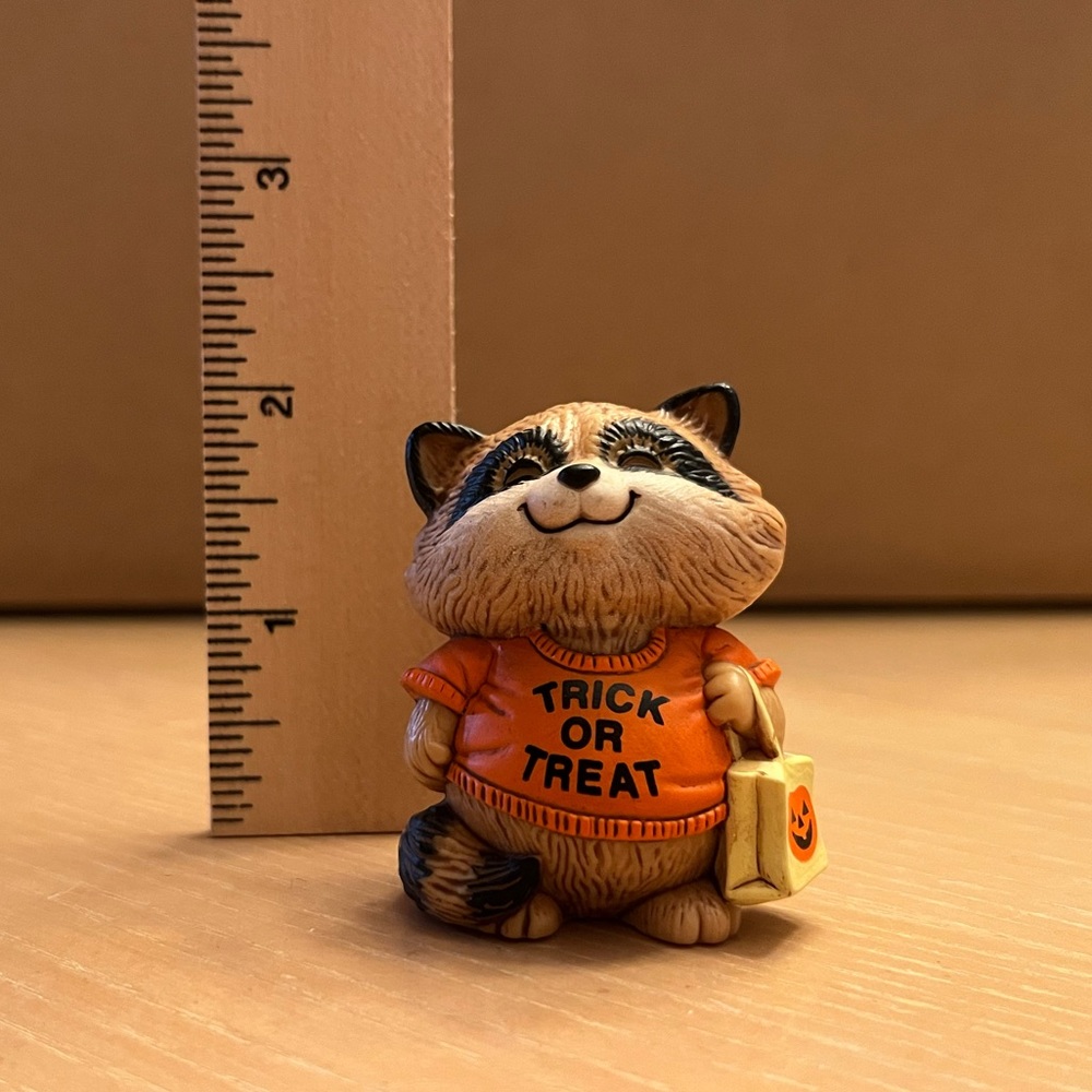 Hallmark vintage Merry Miniatures Halloween “Shirt Tales” figurine from 1983. - Picture 2 of 7